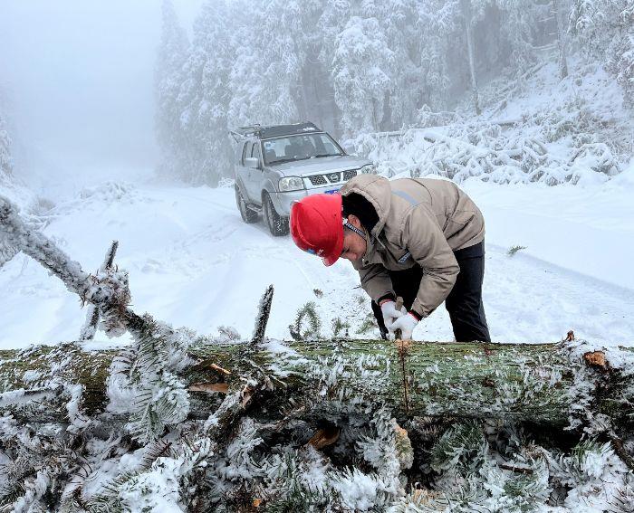 檢修員在通往風(fēng)機平臺的途中，清理積雪路障（拍攝者：高述科）