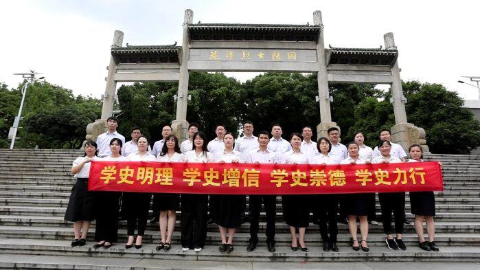 7.5團(tuán)結(jié)-6月2日，省天然氣公司《沒(méi)有共產(chǎn)黨就沒(méi)有新中國(guó)》紅歌拍攝現(xiàn)場(chǎng)-烈士陵園獻(xiàn)花合照（拍攝：李凱）